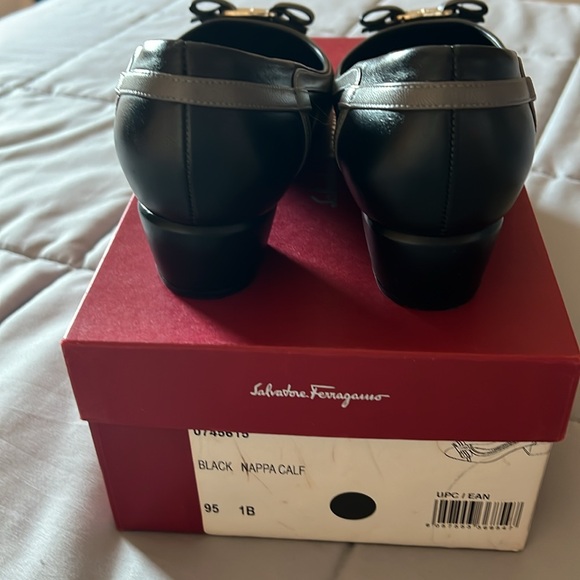 Salvatore Ferragamo, flat heeled, black and gray shoe size 9 1/2 gently worn - Picture 4 of 5